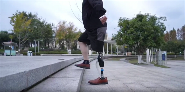 图为智能膝关节